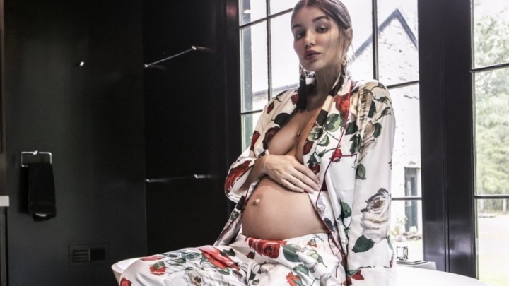 Ярославская модель снялась беременной для журнала Vogue