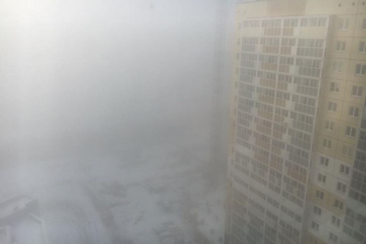 В микрорайоне «Академ Риверсайд» туман спустился на высотки около девяти утра