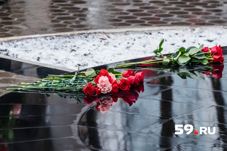 К монументу, посвящённому погибшим сотрудникам, коллеги возложили живые цветы К монументу, посвящённому погибшим сотрудникам, коллеги возложили живые цветы