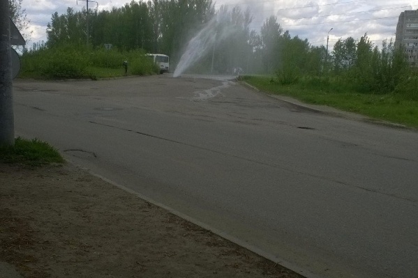Водой заливает перекресток Водой заливает перекресток