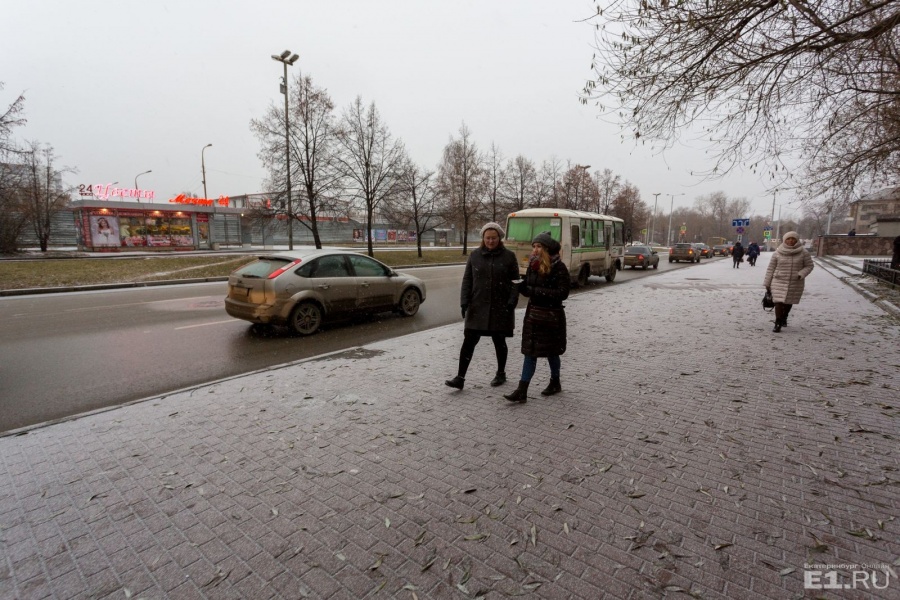 На той стороне улицы — строительная площадка. На той стороне улицы — строительная площадка.