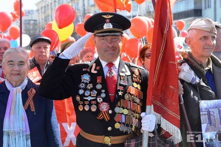 Герой красовался на первомайском шествии.
Герой красовался на первомайском шествии.