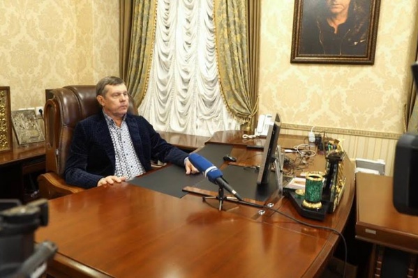 Бард принял участие в передаче по спутниковой связи.
Бард принял участие в передаче по спутниковой связи.