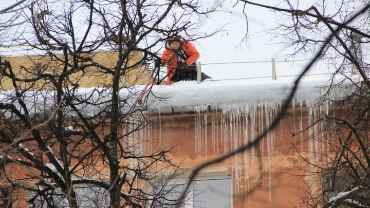 В Ярославле коммунальщики в первую очередь будут сбивать снег со «злых» домов
