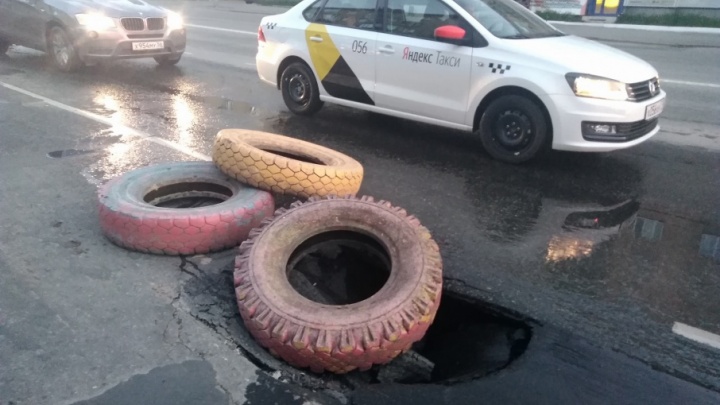 Снова провал: на оживлённой улице в центре Челябинска образовалась яма