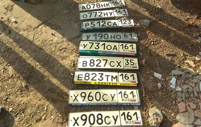 Ростовчанин нашел в мусорном баке порядка 20 автомобильных номеров