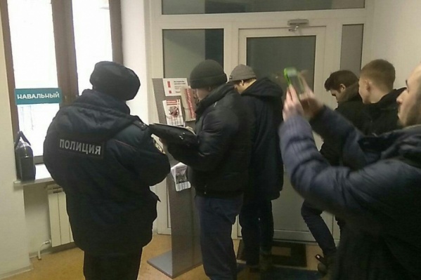 Полицейские забрали из штаба все листовки Полицейские забрали из штаба все листовки