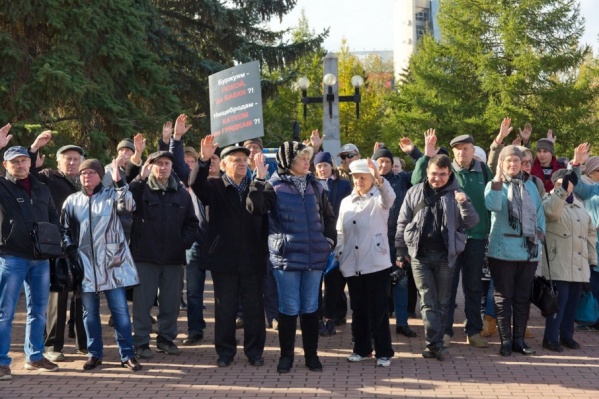 На митинг на Алом поле собрались сотни садоводов На митинг на Алом поле собрались сотни садоводов