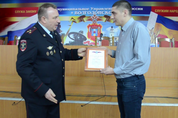 Полицейские вручили военному благодарственное письмо Полицейские вручили военному благодарственное письмо