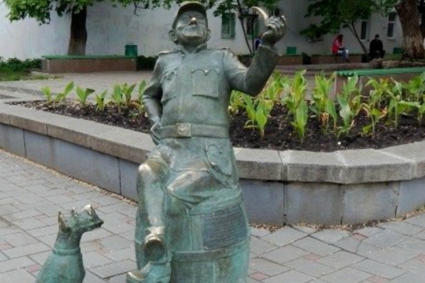 Памятник установили в 2013 году Памятник установили в 2013 году