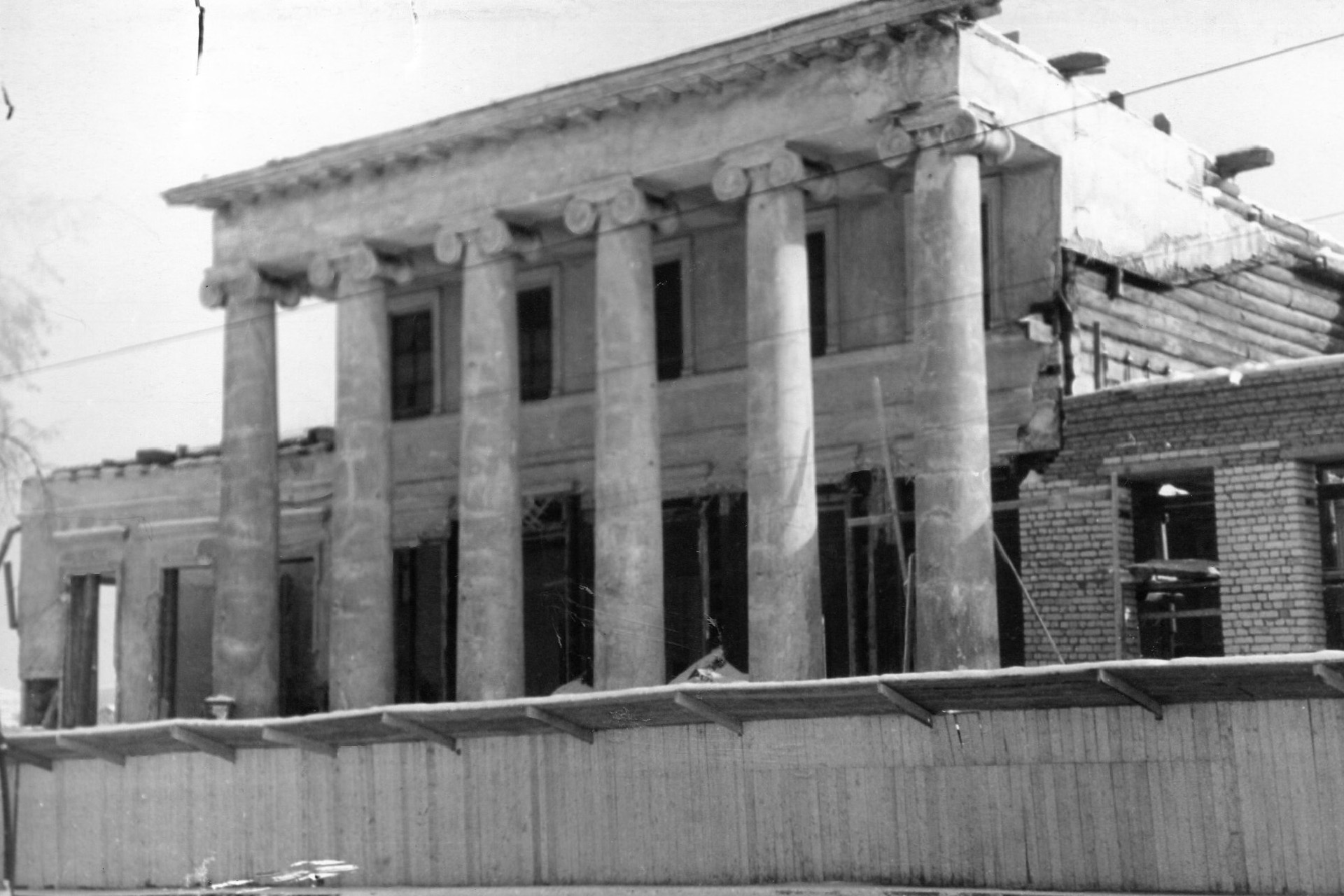 В 1963 году началась реконструкция здания. На фото хорошо видно, что к деревянному дому пристроили танцевальный зал из кирпича