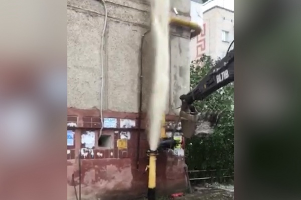 Из-за самовольного подключения газа из газопровода вырвался фонтан воды, сопровождавшийся хлопком Из-за самовольного подключения газа из газопровода вырвался фонтан воды, сопровождавшийся хлопком