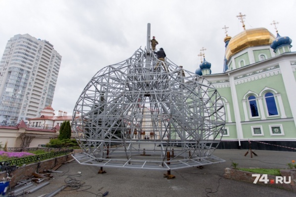 Центральный купол весит более семи тонн Центральный купол весит более семи тонн