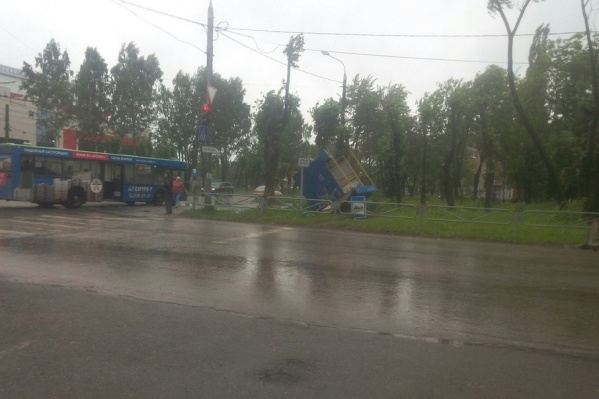 Утром пермяки начали выкладывать в соцсетях фото последствий буйства стихии Утром пермяки начали выкладывать в соцсетях фото последствий буйства стихии