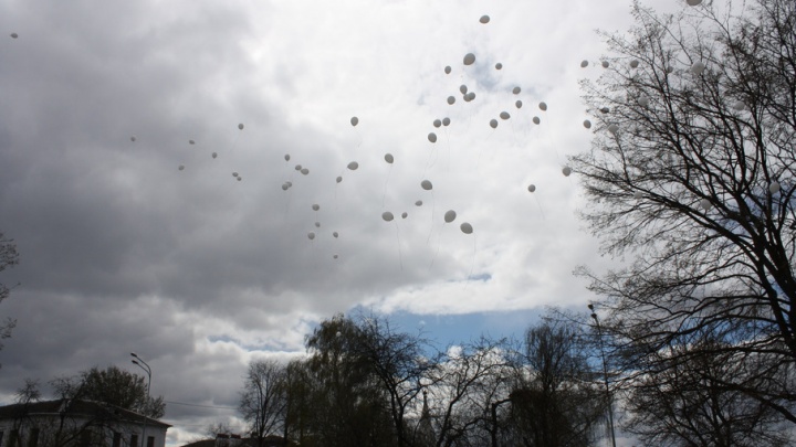 Приставы Ярославля запустили в небо белые шары в память о погибших в войне