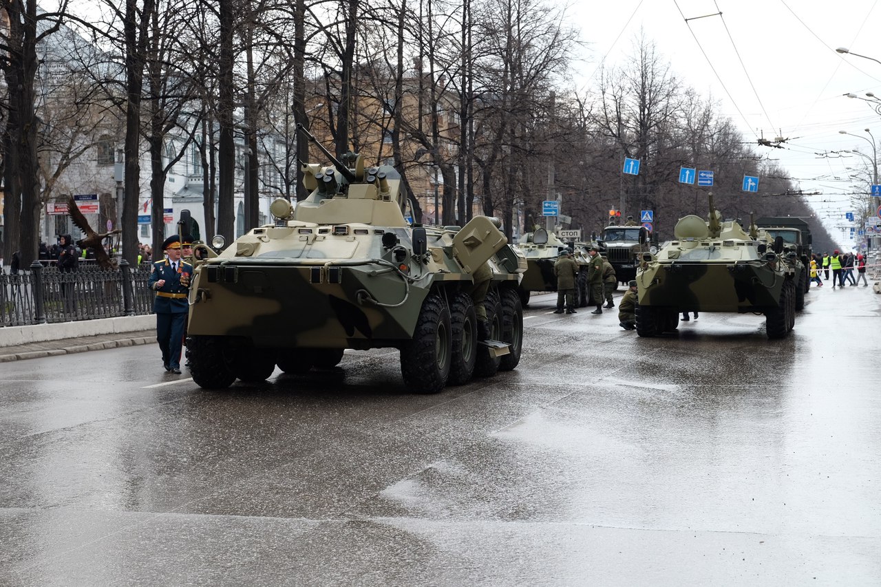 Военная техника уже направляется на площадь Военная техника уже направляется на площадь