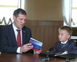 Юный челябинец предложил поместить на обложки дневников флаг России