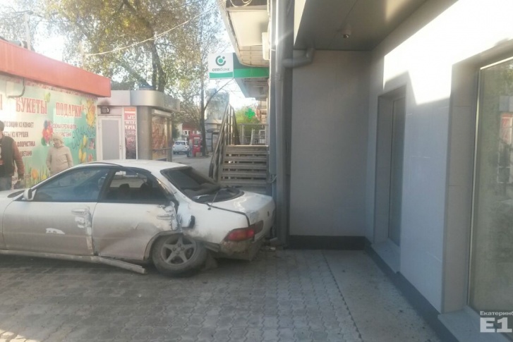 Автомобиль на высокой скорости въехал в дом.
Автомобиль на высокой скорости въехал в дом.