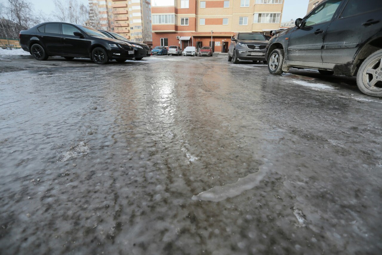Пока тушили пламя, во дворе 17-этажки залили огромный каток Пока тушили пламя, во дворе 17-этажки залили огромный каток