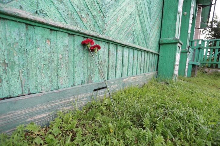 К дому подозреваемого в убийстве знакомые погибшего мальчика несут цветы К дому подозреваемого в убийстве знакомые погибшего мальчика несут цветы