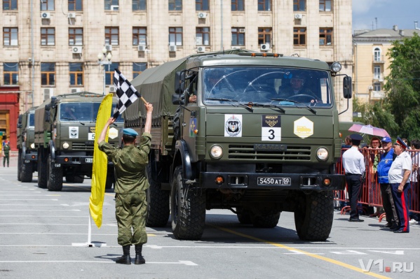Экипажи финишируют в Волгограде 18 июня около музея-панорамы «Сталинградская битва» Экипажи финишируют в Волгограде 18 июня около музея-панорамы «Сталинградская битва»