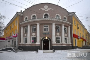 Гуляем по заводскому соцгородку, чем-то напоминающему Питер
Гуляем по заводскому соцгородку, чем-то напоминающему Питер