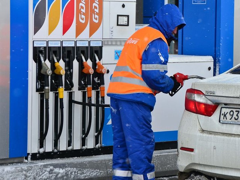 Стоимость бензина в России почти не зависит от стоимости сырья и определяется налоговой политикой и стратегией ВИНКов Стоимость бензина в России почти не зависит от стоимости сырья и определяется налоговой политикой и стратегией ВИНКов