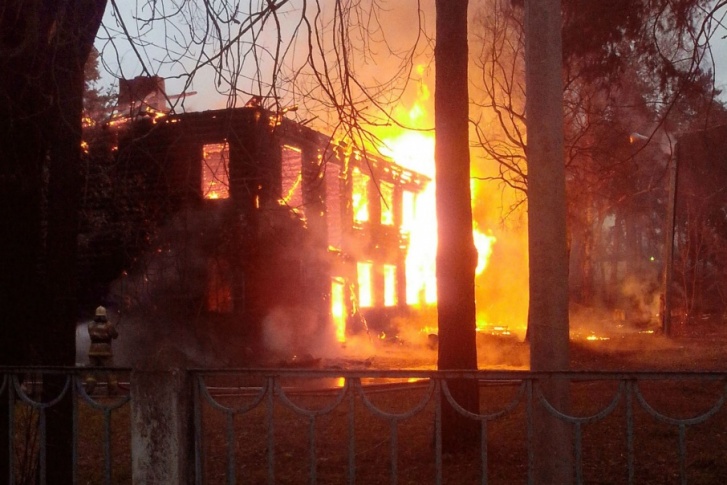 В Ярославле на улицах Клубной и Кавказской один за другим сгорают дома