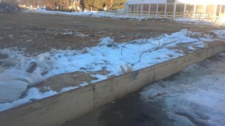 Грязь вместо катка: Советскую площадь в Ярославле завалили песком и мусором