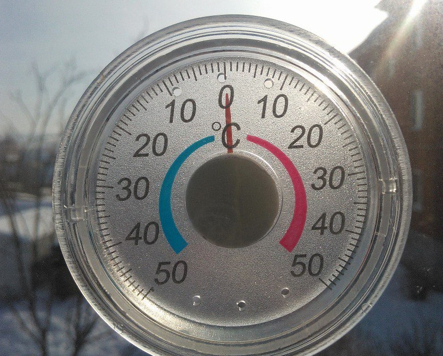 А в поселке Ферма солнце жарит так, что градусник прогрелся до нуля
