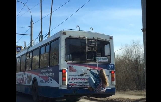 В Рыбинске водитель троллейбуса устроил разборки с девушкой-зацепером: кадры