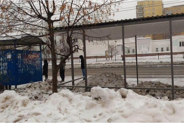 Снег свалили в то место, где люди ждали транспорт Снег свалили в то место, где люди ждали транспорт