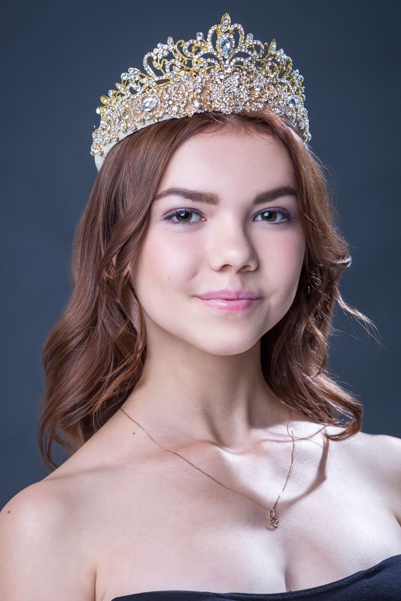 16-летняя Милана Корюкова: "Учусь в 10-м физико-математическом классе школы № 178. Окончила музыкальную школу по классу скрипки и фортепиано, занимаюсь лёгкой атлетикой, учусь в школе моделей".
16-летняя Милана Корюкова: "Учусь в 10-м физико-математическом классе школы № 178. Окончила музыкальную школу по классу скрипки и фортепиано, занимаюсь лёгкой атлетикой, учусь в школе моделей".