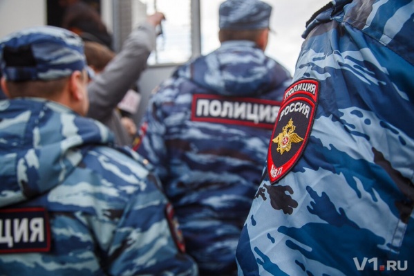 На место предполагаемого минирования прибыли полицейские с кинологами На место предполагаемого минирования прибыли полицейские с кинологами