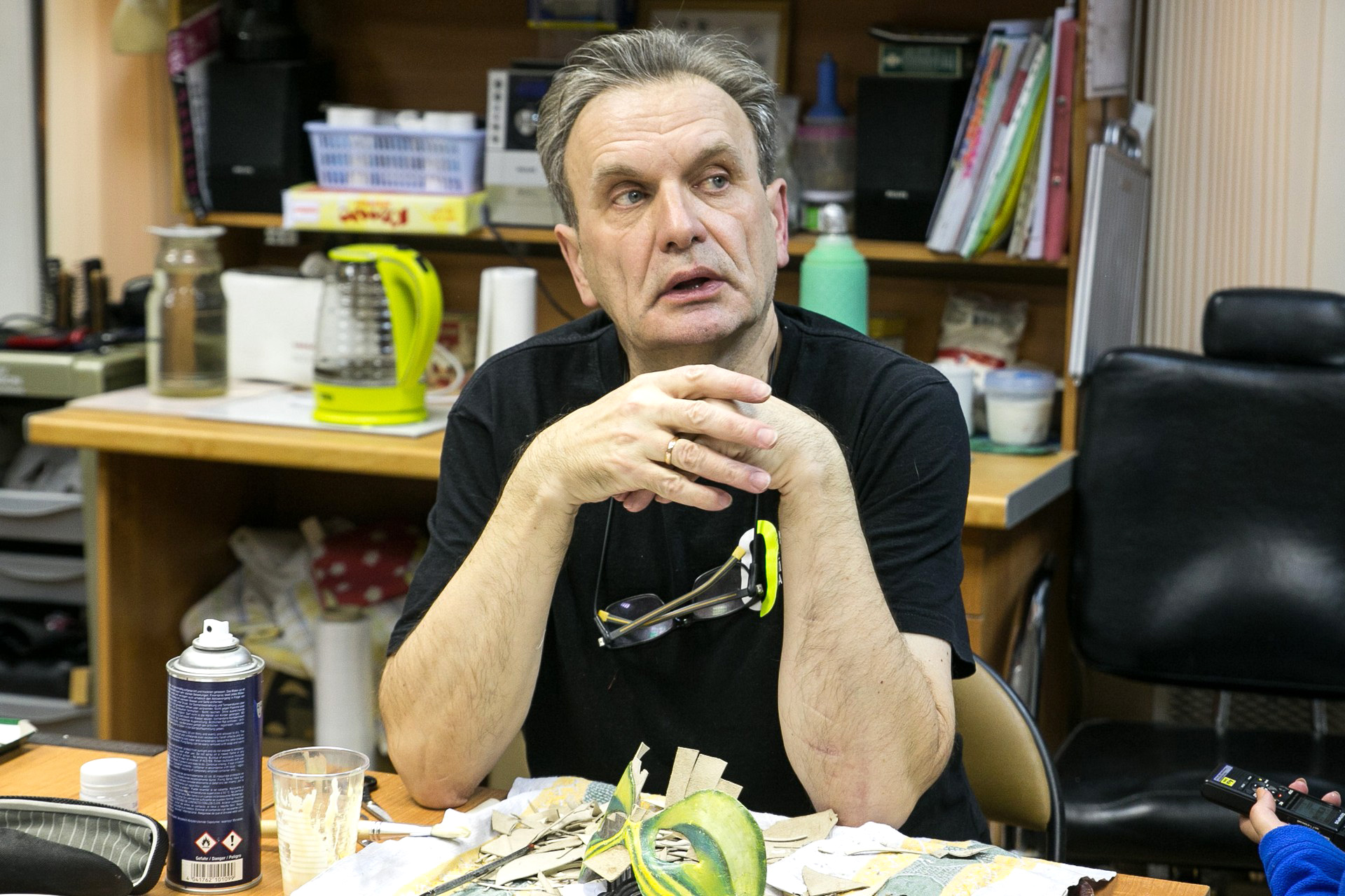 Заведующий гримерным цехом Сергей Мухин Заведующий гримерным цехом Сергей Мухин