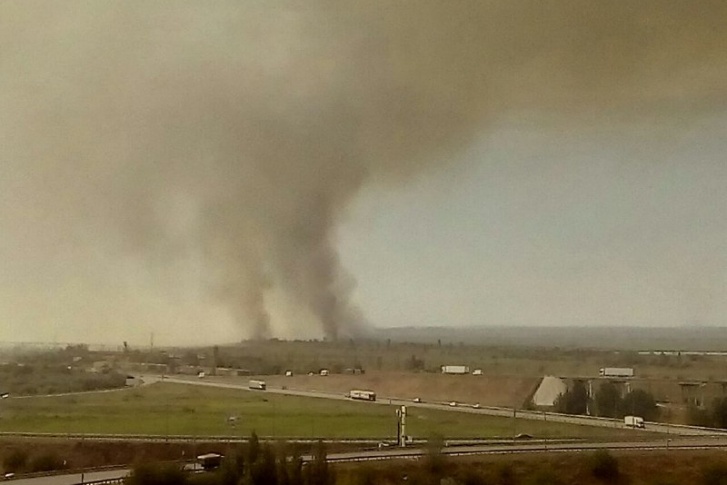 Ночью жители Ростова жаловались на дым от этого крупного пожара