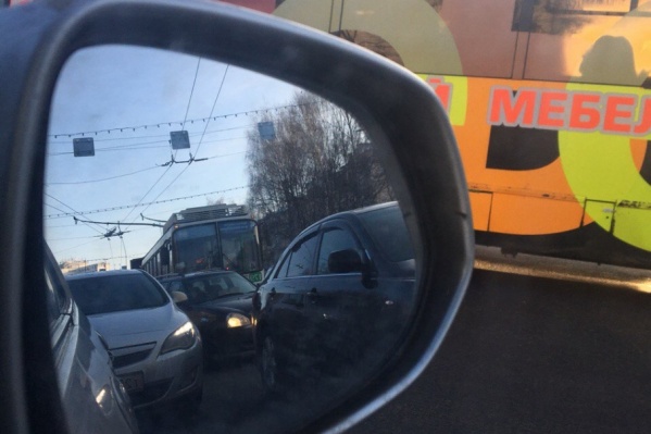 На проспекте Октября из-за ДТП с участием транспорта образовался затор На проспекте Октября из-за ДТП с участием транспорта образовался затор