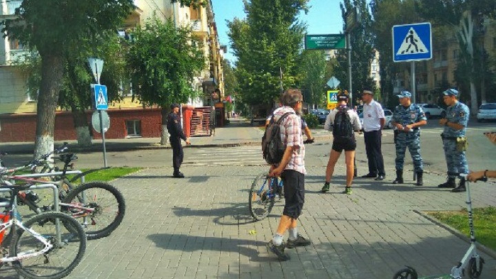 Полиция пыталась сорвать велоконтроль активистов и замглавы Волгограда