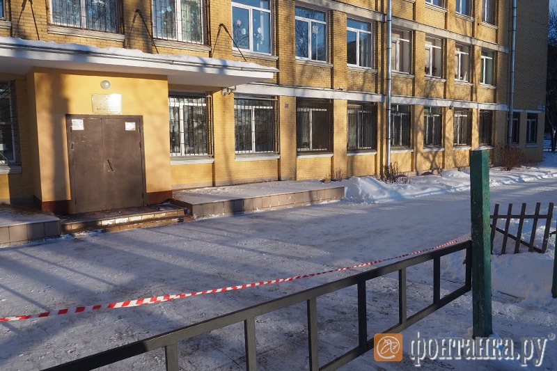 У школы №489 Московского района рабочие справились без помощи учителей
