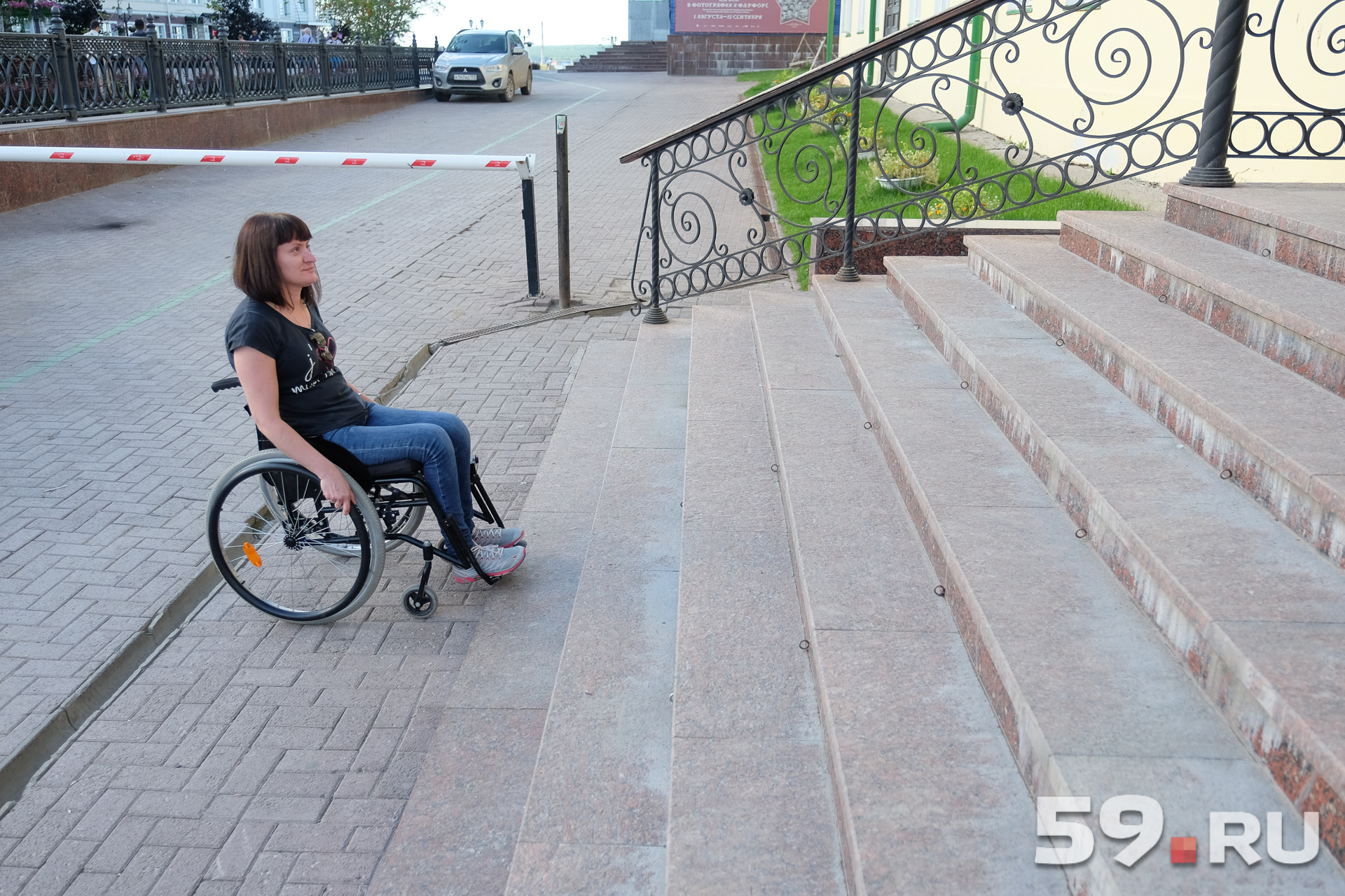 Также пандуса нет у храма, который находится рядом с галереей Также пандуса нет у храма, который находится рядом с галереей