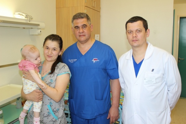 А это и есть тот самый нейрохирург и его маленькая пациентка А это и есть тот самый нейрохирург и его маленькая пациентка