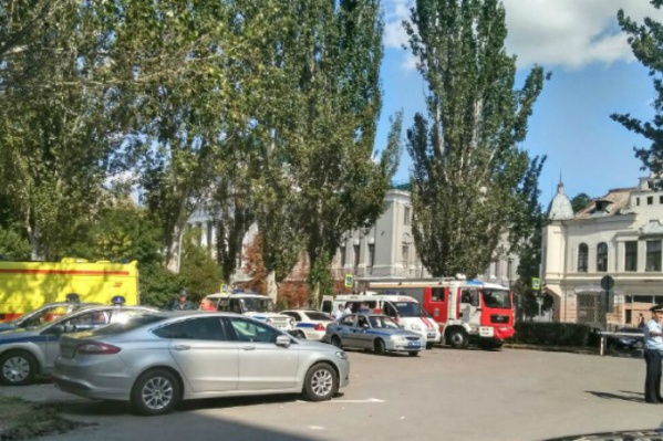 На месте стоят спецавтомобили полицейских, ОМОНа и спасателей На месте стоят спецавтомобили полицейских, ОМОНа и спасателей