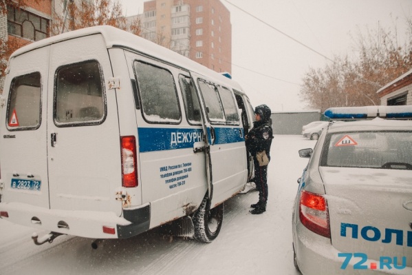 Поисками предполагаемого нарушителя закона занимаются полицейские Поисками предполагаемого нарушителя закона занимаются полицейские