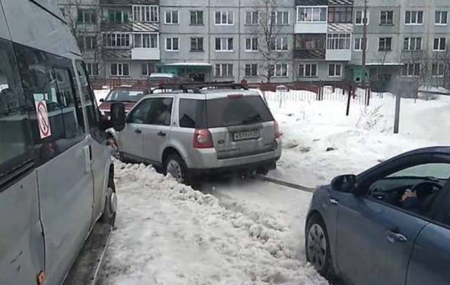 Машины выламывают бамперы, выезжая из дворов Архангельска