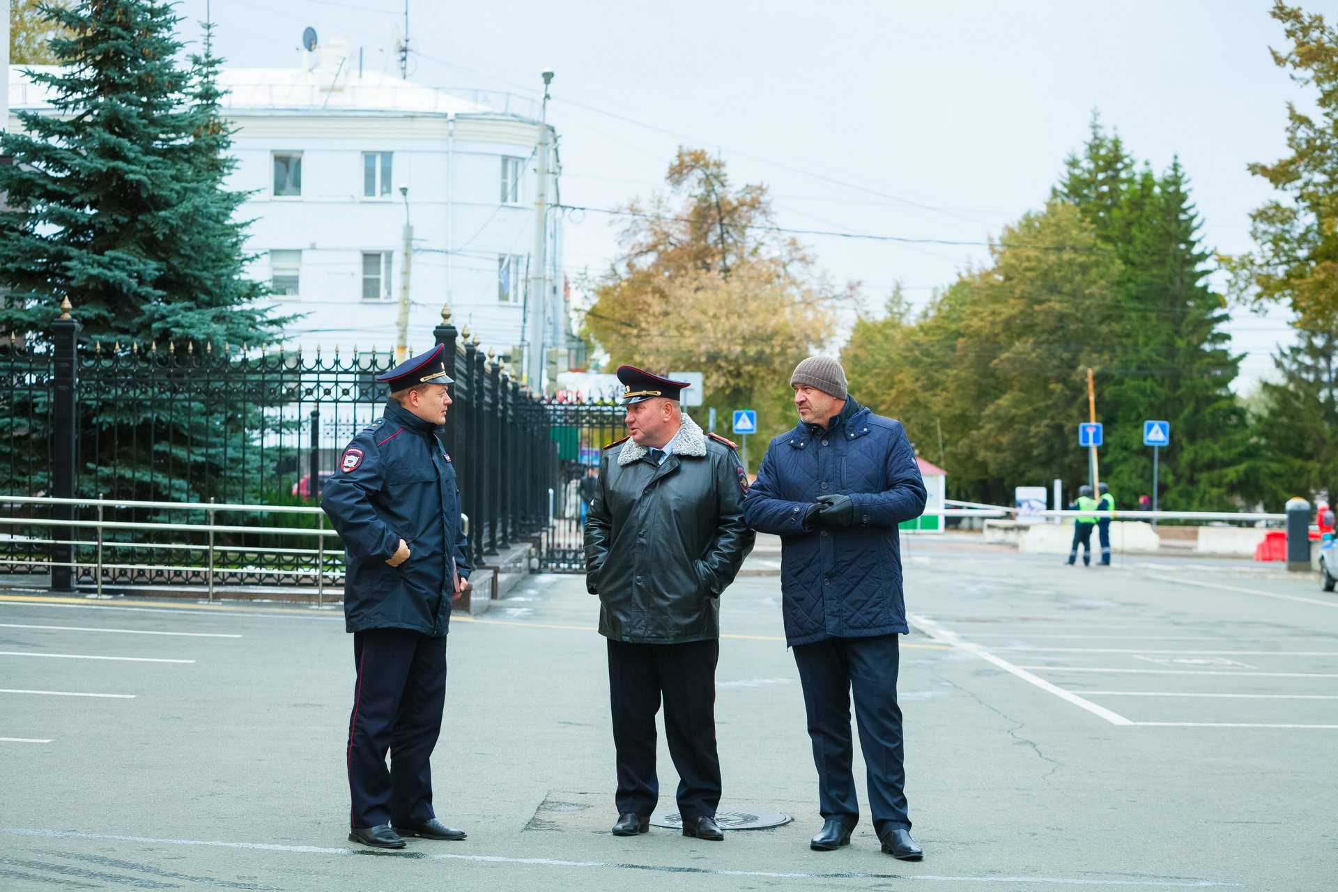 Эвакуированный вице-губернатор Сергей Шаль (справа) встречал полицию у здания правительства