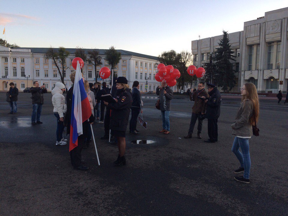 У сотрудников полиции появились претензии к двум молодым людям, участвующим в этом пикете У сотрудников полиции появились претензии к двум молодым людям, участвующим в этом пикете