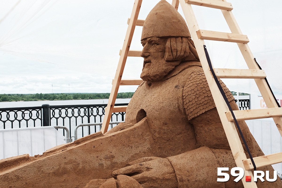 Скульпторы укрыли свои творения от дождя Скульпторы укрыли свои творения от дождя
