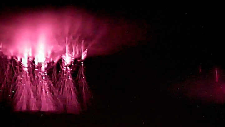 15 красных молний-медуз в небе над Тюменью засняли на видео