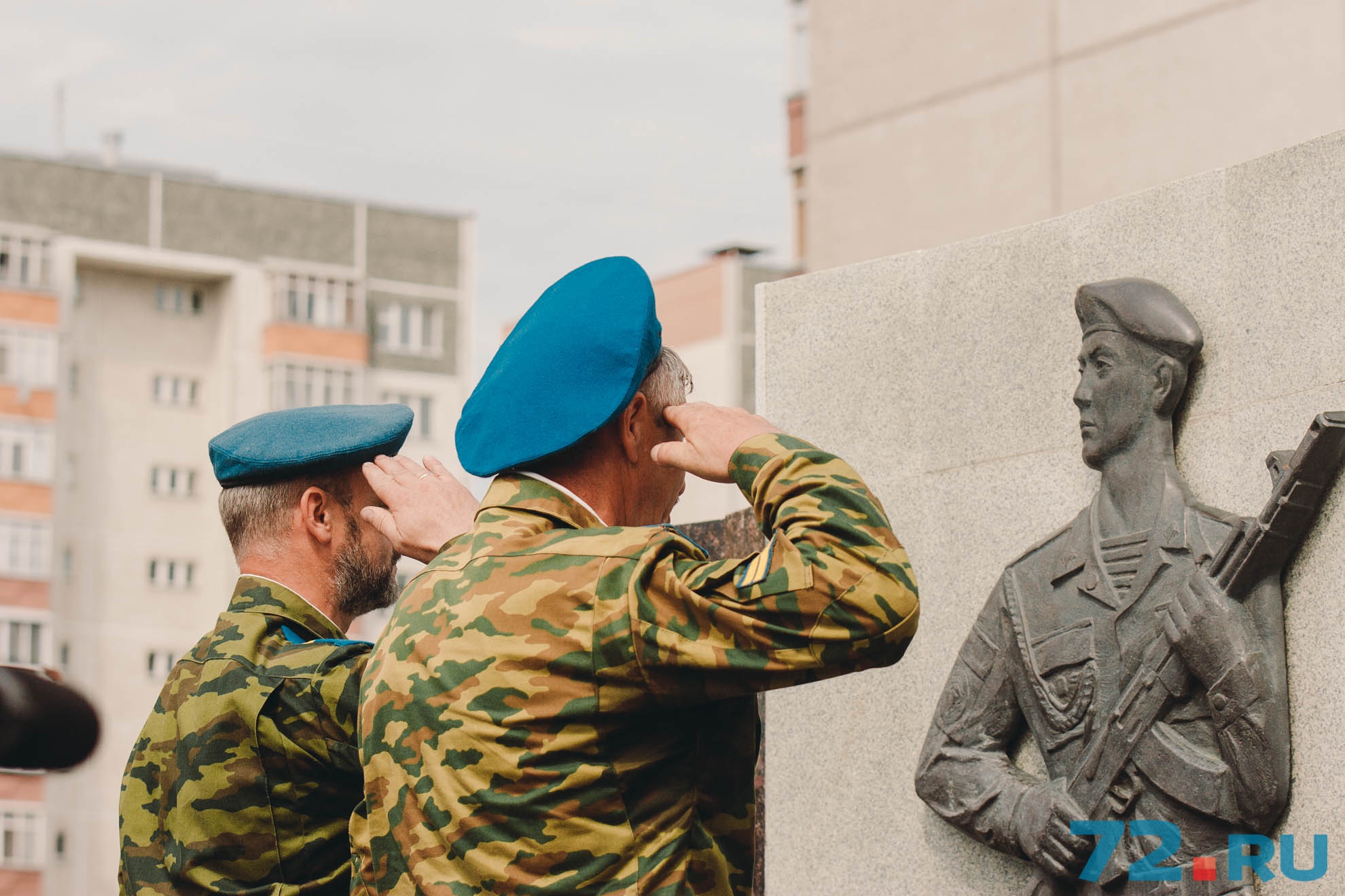 К памятнику десантникам военные и горожане возложили цветы К памятнику десантникам военные и горожане возложили цветы