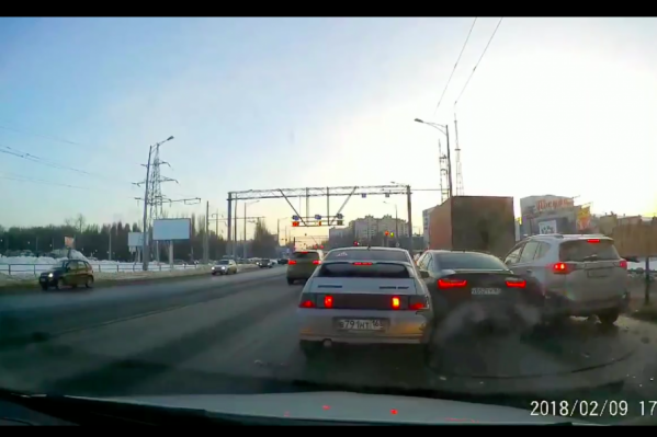 Женщина за рулем не справилась с управлением Женщина за рулем не справилась с управлением